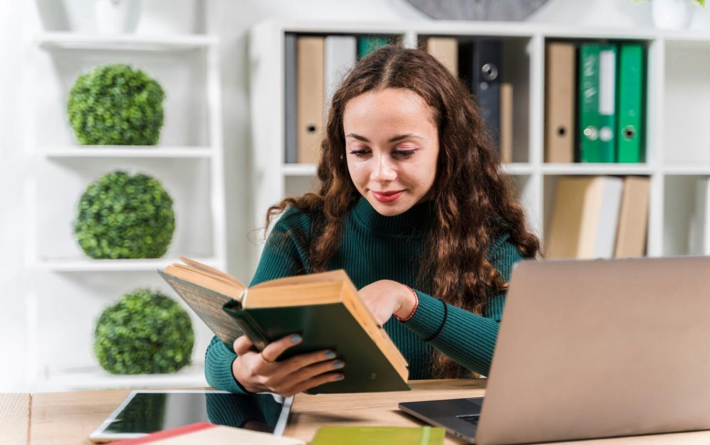 Bureau moderne avec écrans de développement mobile et environnement de travail créatif